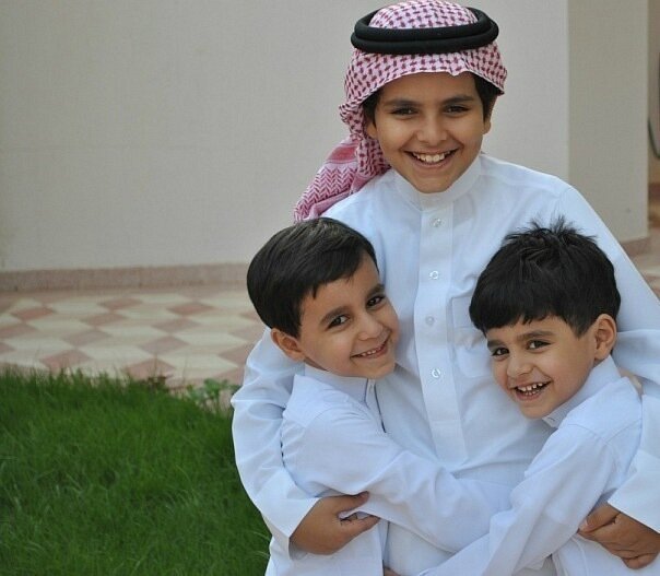 Братья и сестры мусульмане. Арабские дети. Красивые арабские дети. Мальчик араб. Маленький араб.