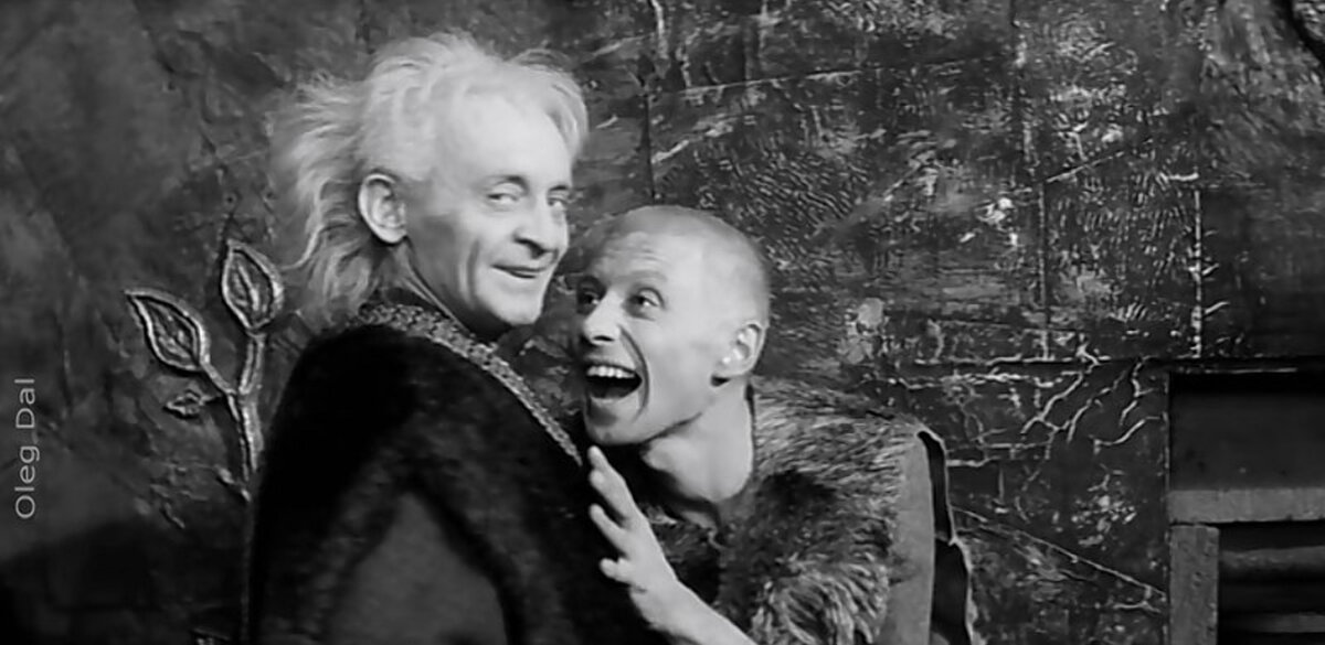 костюм шута король лир. король лир малый театр шут. олег даль шут в короле лире. король лир шут. король лир картина шут.