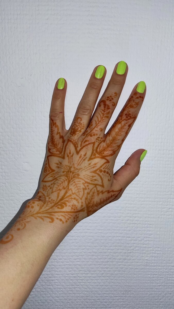 Рисунок хной после снятия пластыря