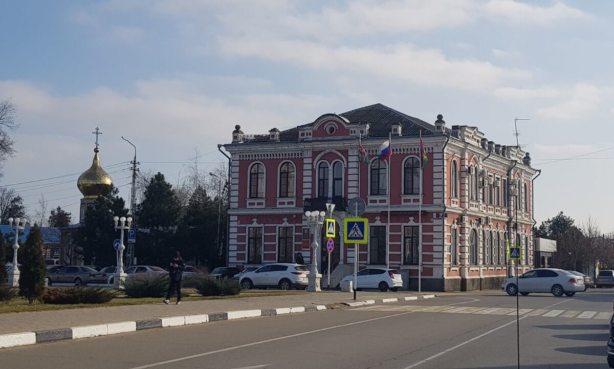 Здание администрации Полтавского сельского поселения. Слева купол часовни-памятника © Фото Нины Шилоносовой