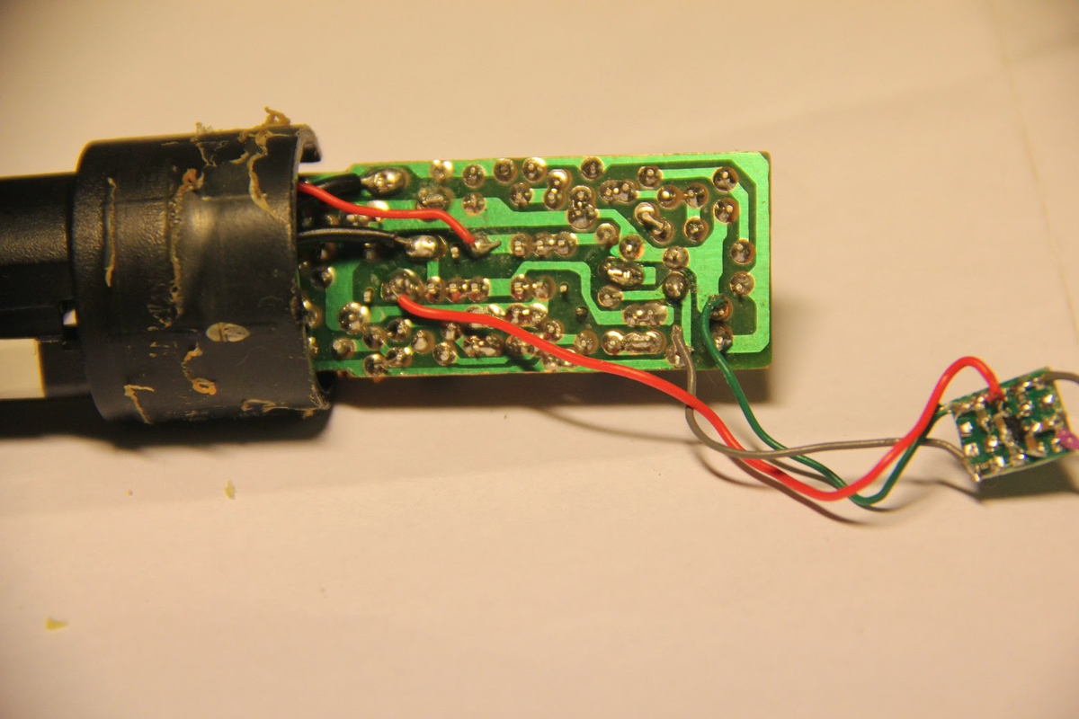 Фото 2. Подключение дополнительного усилителя к плате передатчика динамического микрофона.