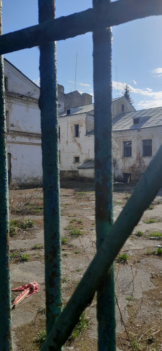 Ворота закрыты на шпильку с гайками. Но есть вход через обвалившийся забор