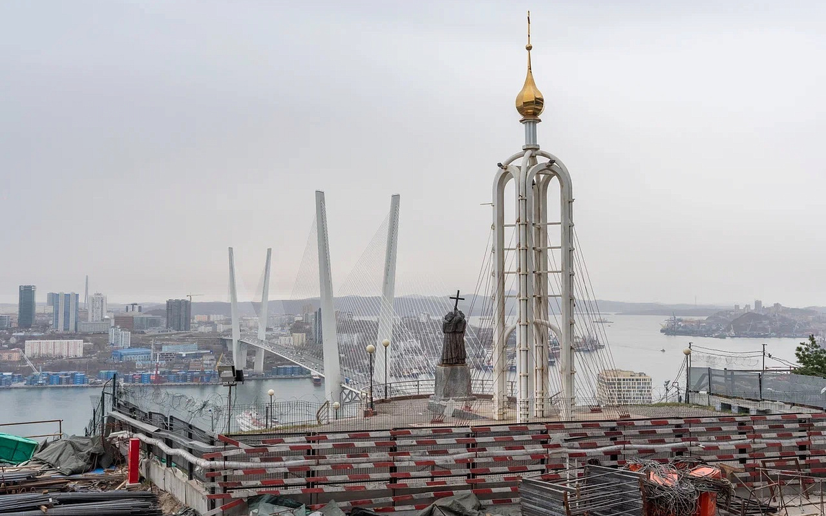 Обзор со второго этажа музейного центра на бухту Золотой Рог