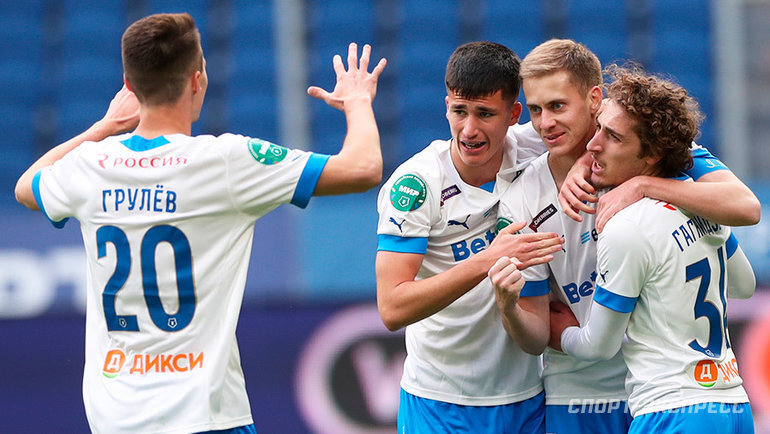    Футболисты «Динамо» празднуют гол.Александр Федоров