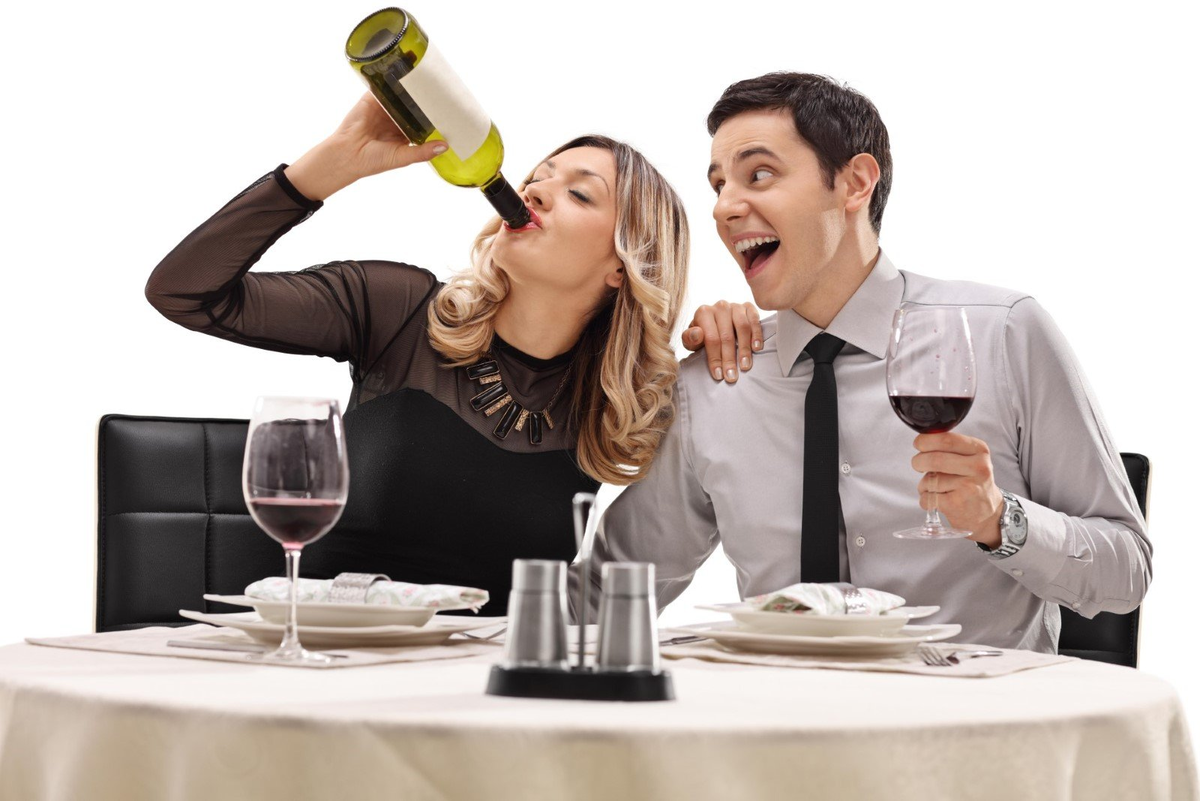 Он старше и пьет. Мужчина и женщина за столиком. Мужчина и женщина выпивают. Мужчина наливает вино. Мужчина и женщина пьют вино.