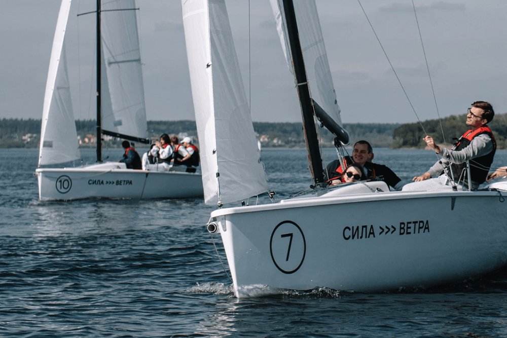 Сила ветра строгино. Лодка sv20. Sv20 яхта. База силы ветра в Строгино. Парусный спорт.
