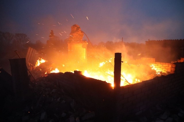    Лишь остовы печей остались от домов в Логоушке.. Фото: Пресс-служба губернатора Курганской области