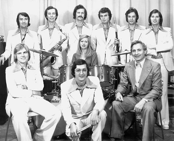 ВИА «Пламя». На переднем плане: Валентин Дьяконов, Виктор Дегтярёв, Ирина Шачнева, Николай Михайлов (Раппопорт).
Второй ряд: Игорь Никитин, Алексей Шачнев, Александр Колоколов, Сергей Березин, Станислав Черепухин, Юрий Редько.