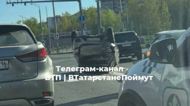     Сегодня утром, 28 апреля, в Казани на улице Баки Урманче произошло ДТП. В результате на пешеходном переходе оказался перевернутый на крышу автомобиль Renault. Соответствующая публикация появилась в городских Telegram-каналах.