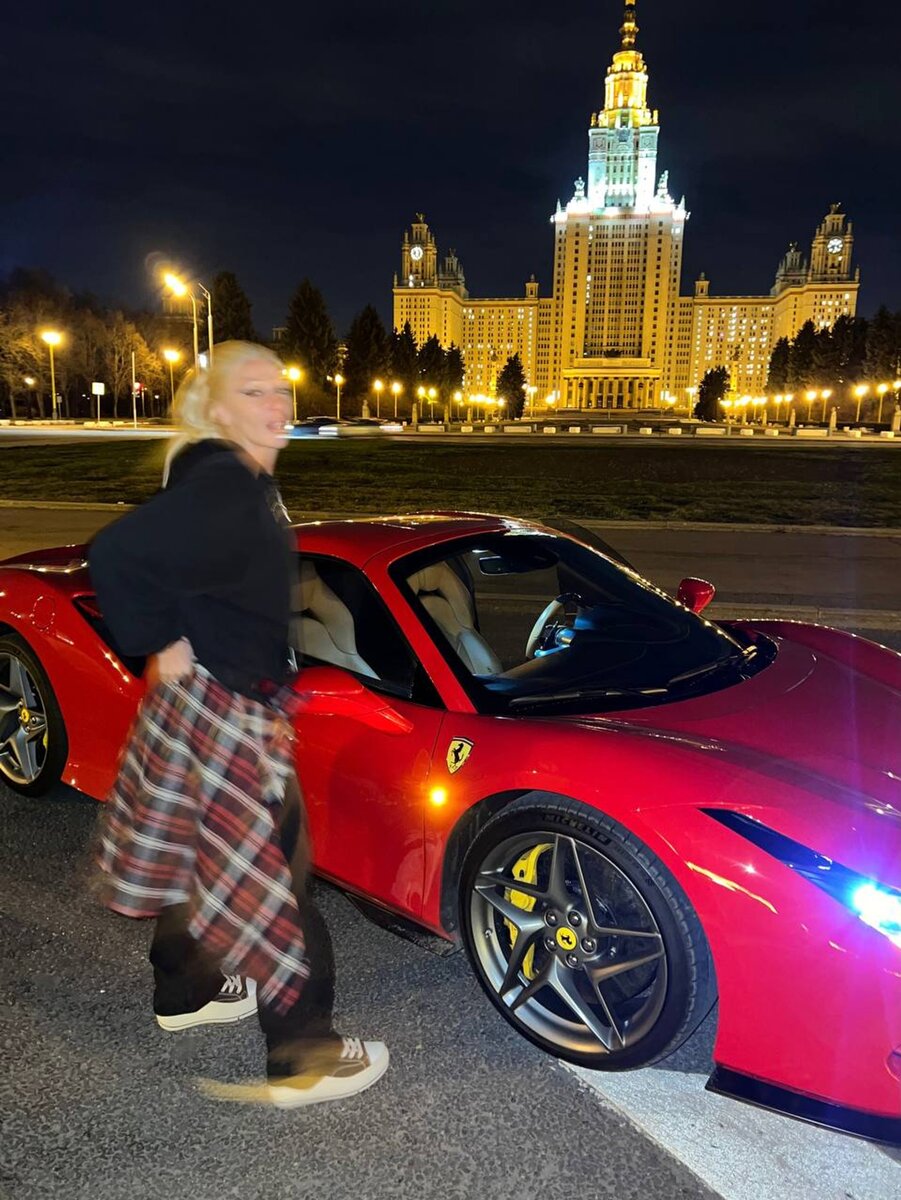    Настя Ивлеева рядом со своим Ferrari Tributo Фото: Telegram-канал Насти Ивлеевой