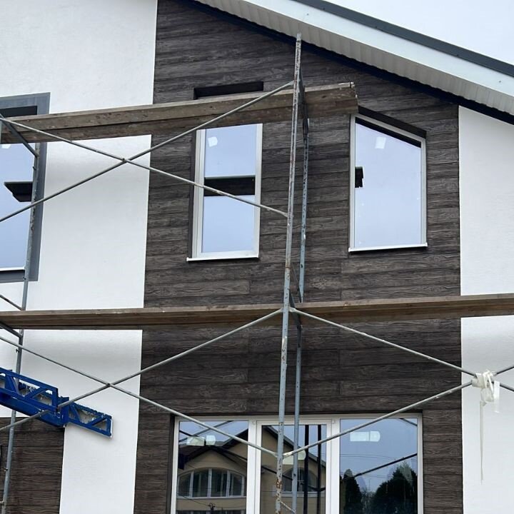 Референц-объект Baumit. Фасад выполнен декоративной моделируемой штукатуркой CreativTop (имитация дерева) 