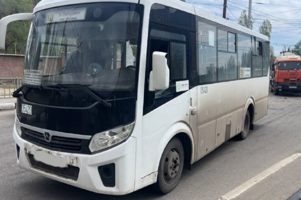 В Воронеже пассажирка автобуса попала в больницу после ДТП с грузовиком |  АиФ Воронеж | Дзен