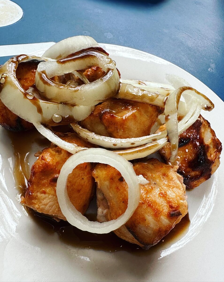 Куриный шашлык 11 лари.