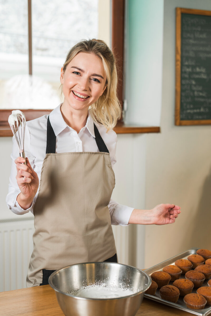 Изображение от <a href="https://ru.freepik.com/free-photo/smiling-young-woman-holding-cream-with-whisk-in-the-coffee-shop_3688186.htm#from_view=detail_alsolike">Freepik</a>