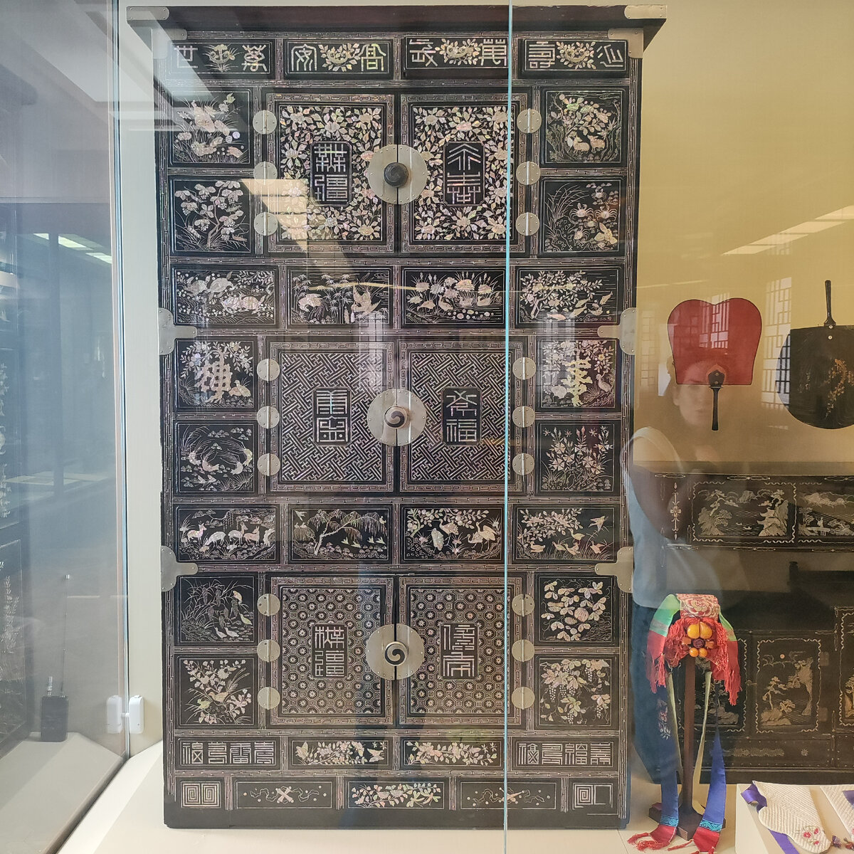 Трехъярусный шкаф, нач.XX века. Дерево, лак, инкрустация перламутром, медно-никелевый сплав.