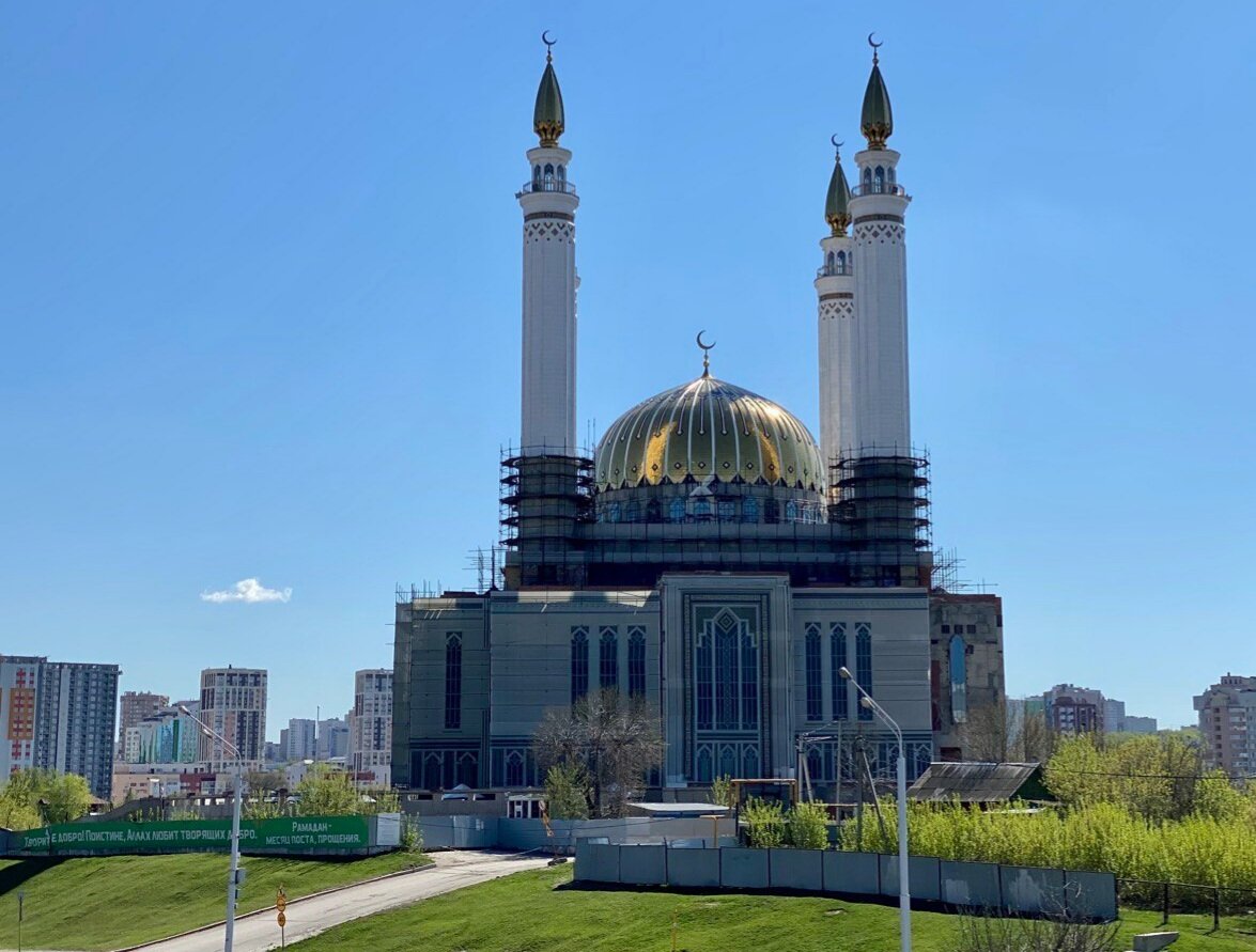 Мечеть по дороге к Уфимским липам (весной у одного из минаретов упал купол) 