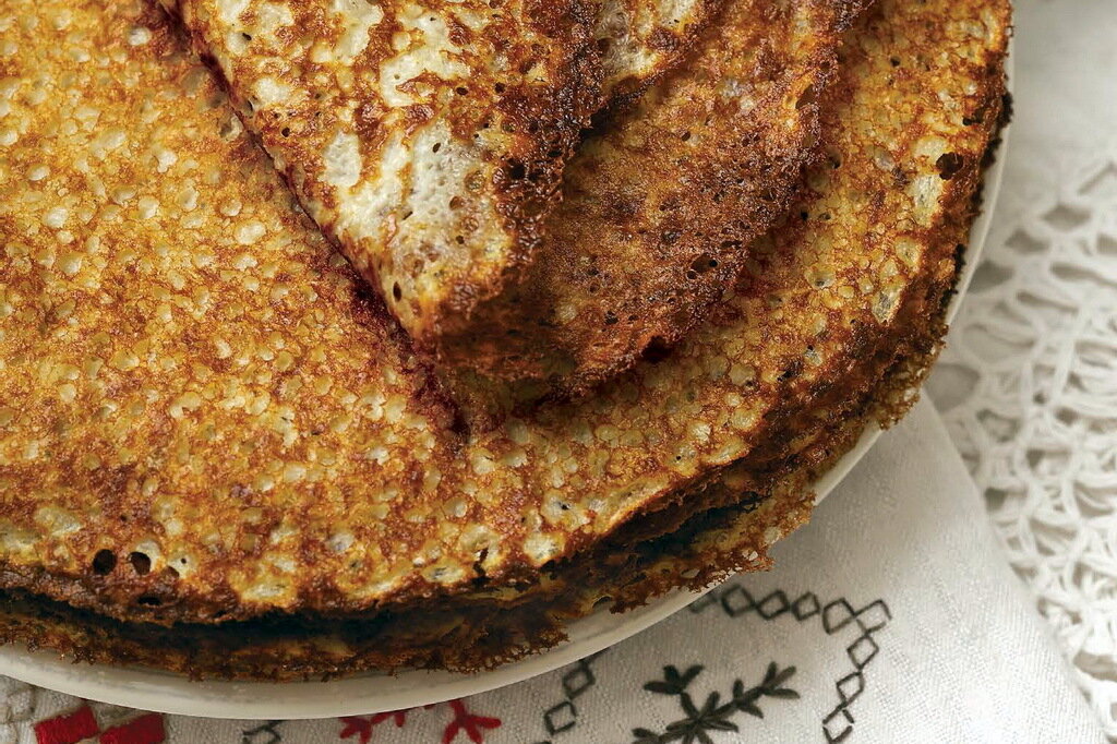 Овсяные блинцы. Фото из книги В. Пискунова «Русская кухня: лучшее за 500 лет» (2017)