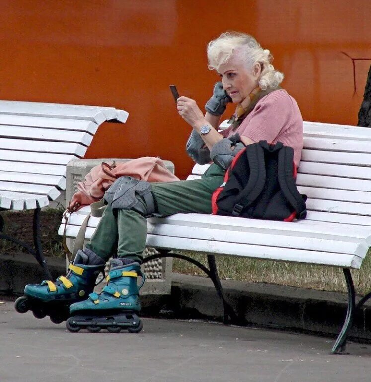 Бабушка в другом городе. Прикольные пенсионерки. Веселые пенсионеры. Современная бабушка. Веселая пенсионерка.