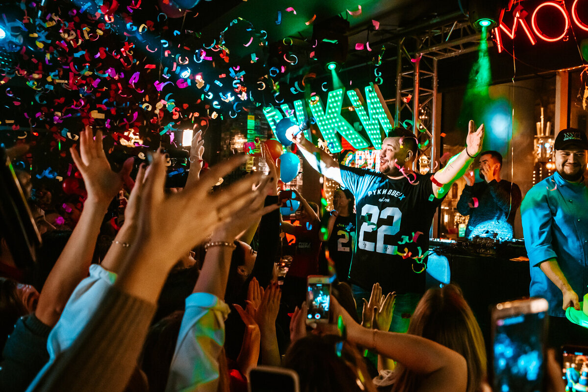     Вернуться в прошлое и потанцевать под любимые хиты 90-х в Дубае