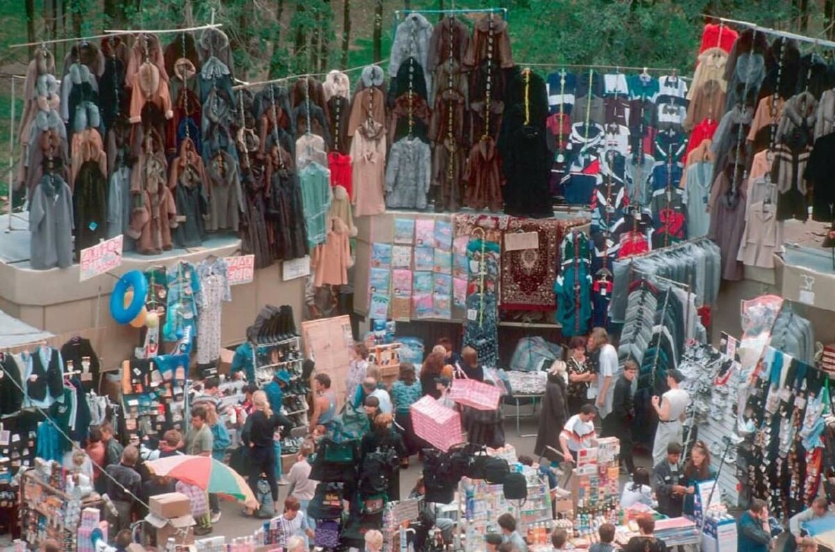 Немало подобных стихийных рынков в 90-е были организованы финскими текстильщиками