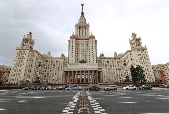    Здание Московского государственного университета имени М. В. Ломоносова