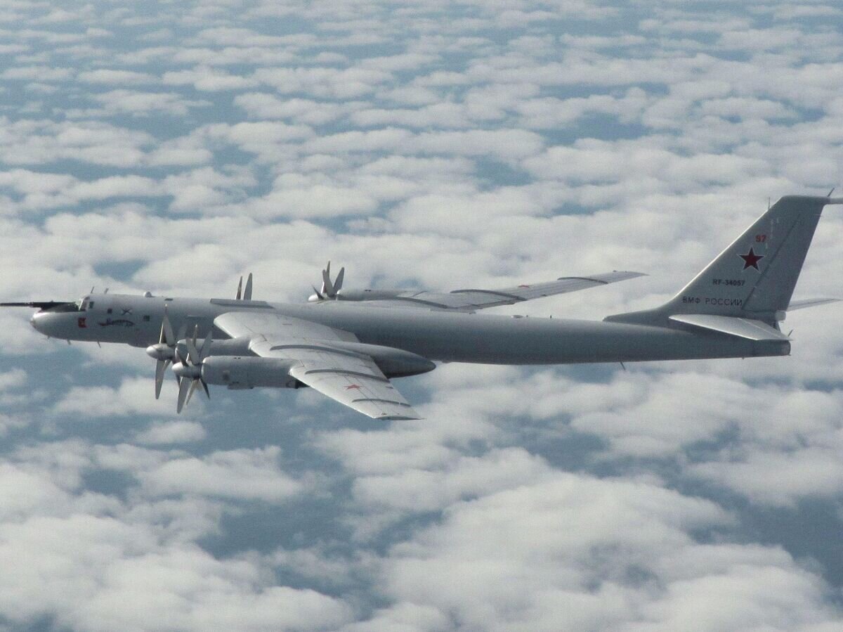    Истребители британских ВВС сопровождали российские военные самолеты Ту-142 в небе над Северным морем© Фото : RAF Lossiemouth