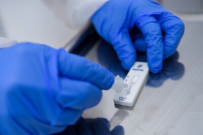    Медицинский работник проводит экспресс-тестирование на COVID-19 ©Павел Бедняков РИА Новости