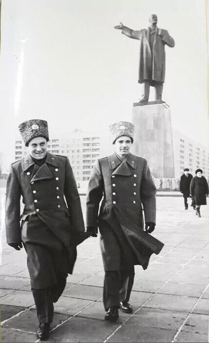 Космонавты Зудов В.Д. и Рождественский В.И. на площади Ленина. Горький 1977 год.