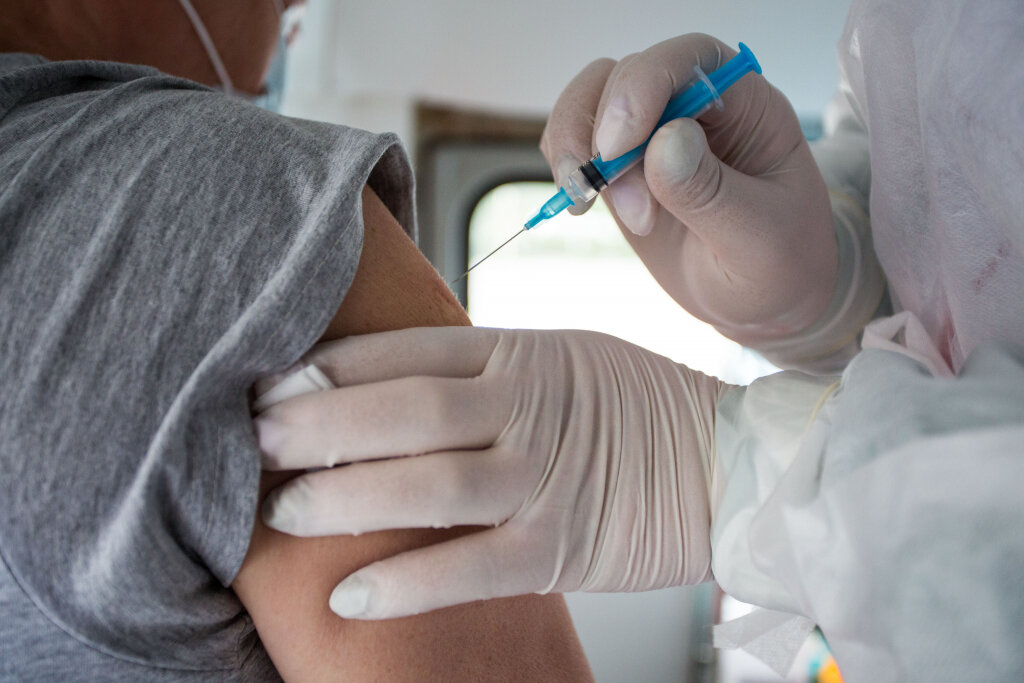    В ряде медучреждений Югры закончилась вакцина от клещевого энцефалита