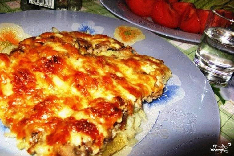 Мясо по французски на столе