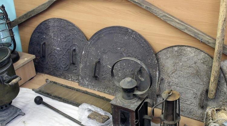 Печные заслонки принесли из пункта приёма металла/Фото: Анна Емельянова 