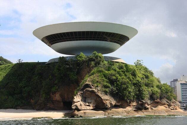 Этот музей стал знаменитым еще до того, как его порог переступили первые картины – ведь это творение легендарного бразильского архитектора Оскара Нимейера.-2