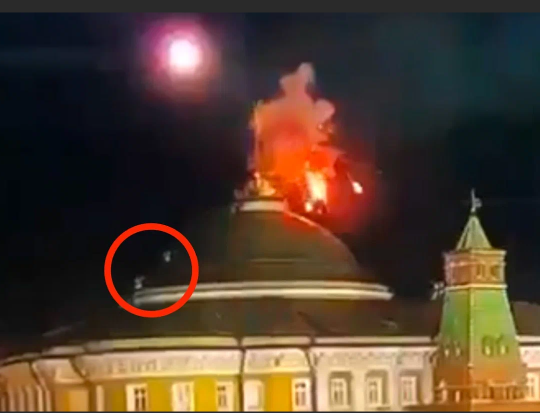 Что произошло в этот день в мире. Сенатский дворец Московского Кремля пожар. Беспилотники над Кремлем. Над Кремлем. Кремль горит.