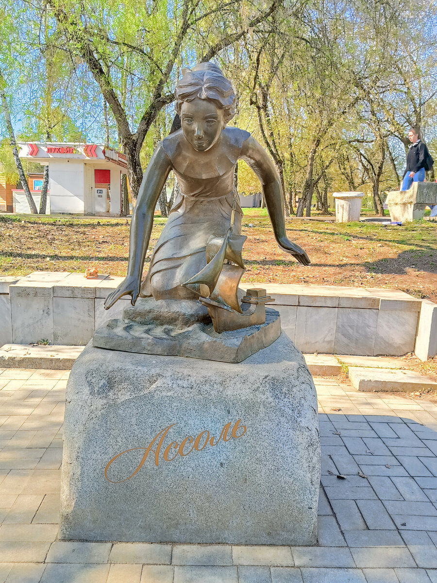 Фото автора статьи. Считается, что если потрогаешь рукой кораблик и загадаешь желание- оно непременно сбудется. 