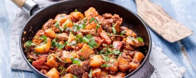 Сытное жаркое с мясом и картошкой по-сибирски - пошаговый рецепт