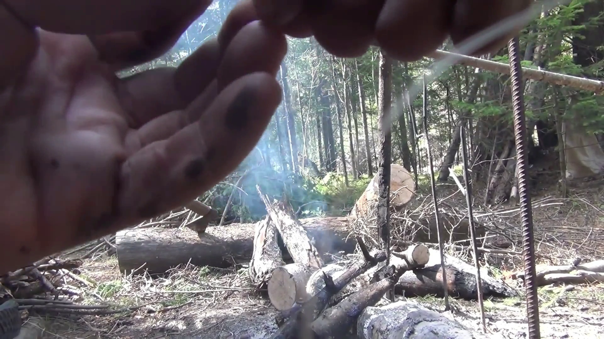 Вяжем обманки на хариуса в шалаше в тайге  - смотрите на видео в конце статьи