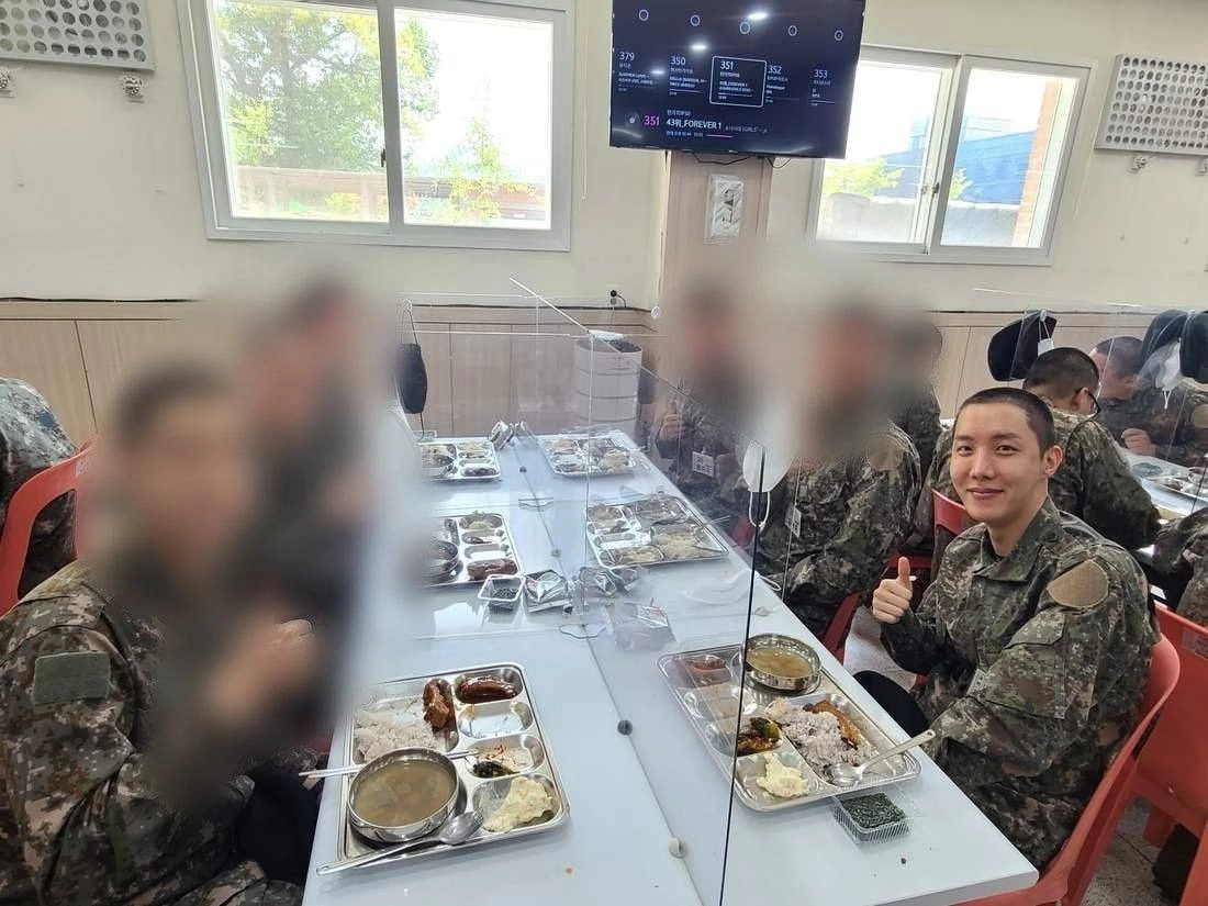 Джей-Хоуп из BTS приятно проводит время со своими товарищами по службе во время приема пищи. Фото = Официальный источник. 