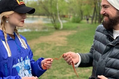    Раздача георгиевских ленточек жителям Реутова в День Победы ©Официальная страница администрации Реутова в "ВКонтакте"