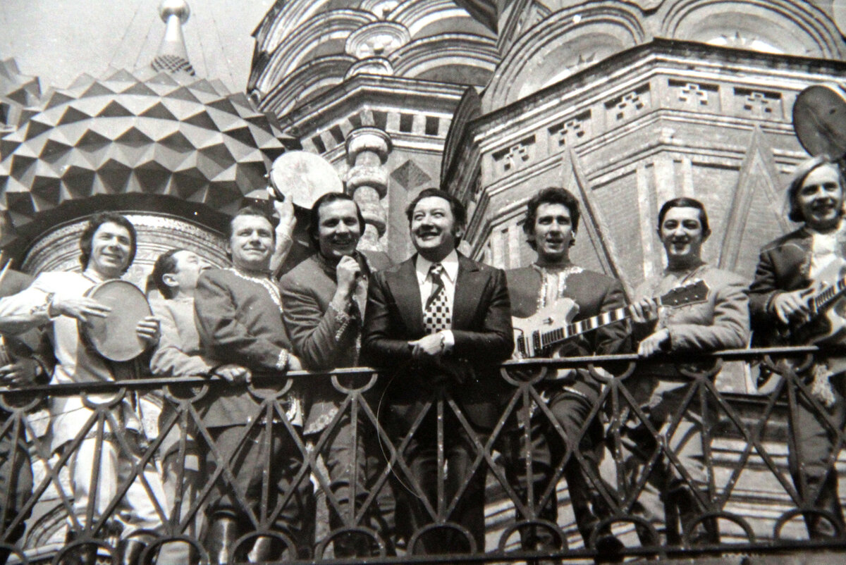 "Голубые гитары" - Владислав Лынковский, Юрий Гранов, Владимир Колобов, Борис Миронов (Максаков), Игорь Гранов, Вячеслав Кузин, Виктор Дегтярев, Сергей Дюжиков...