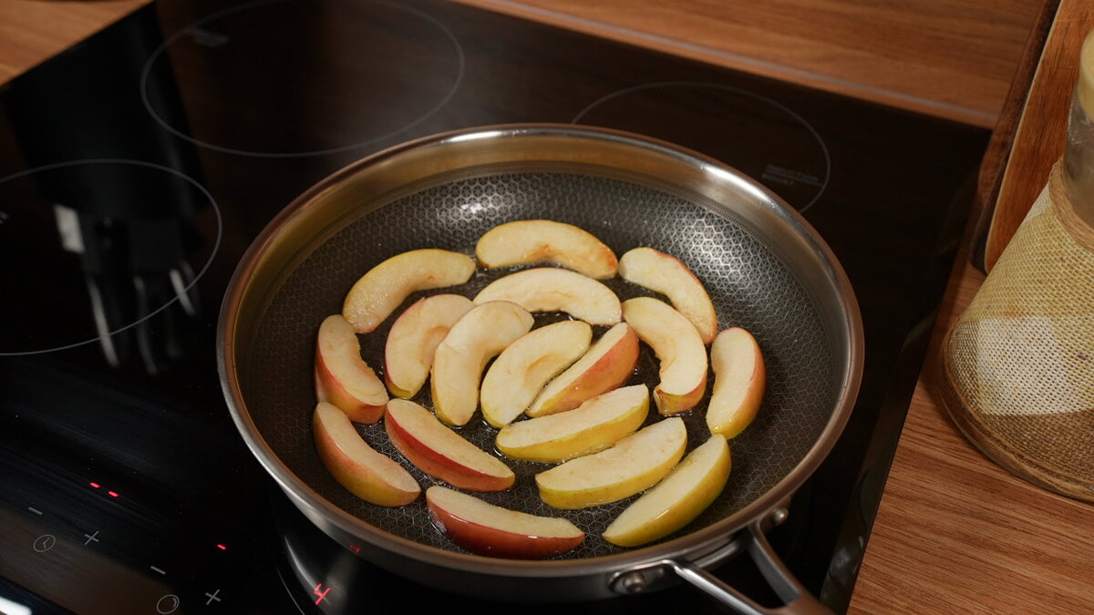 Печень с яблоками на сковороде