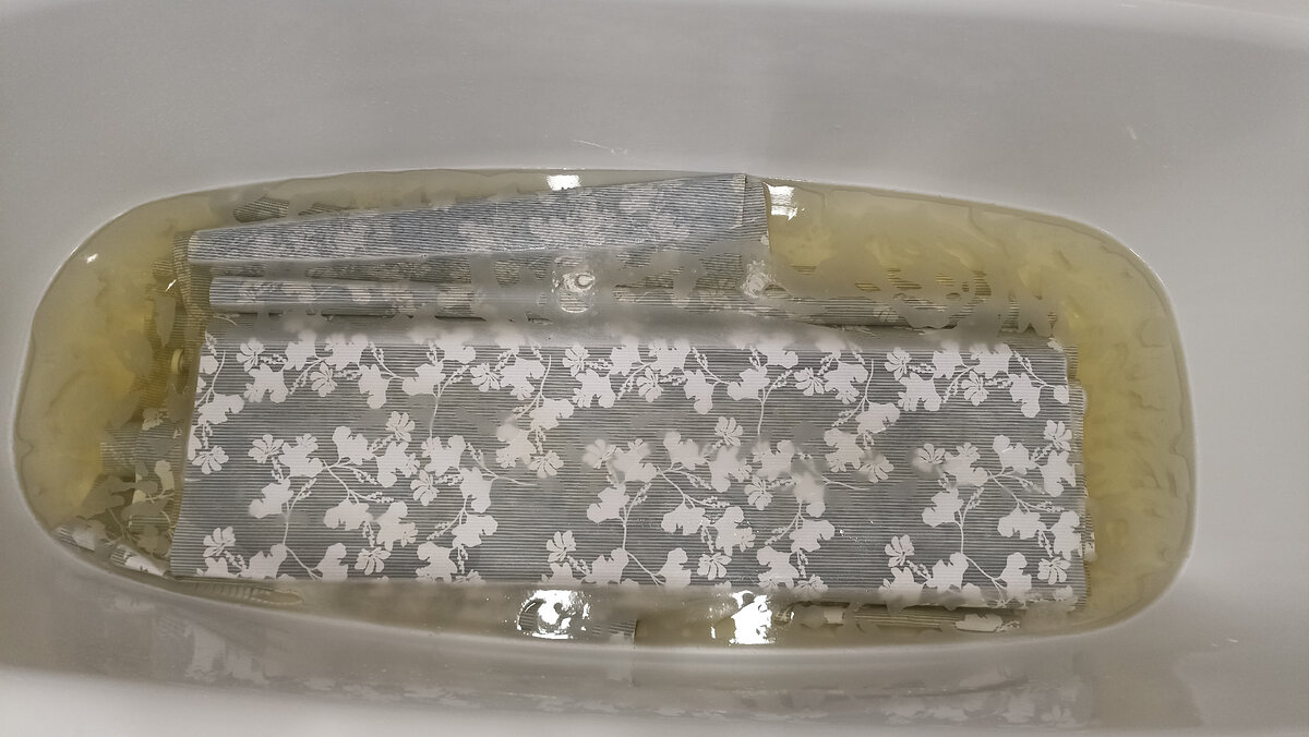 Шторы замочила в ванной. Вода сразу стала ужасного цвета. 