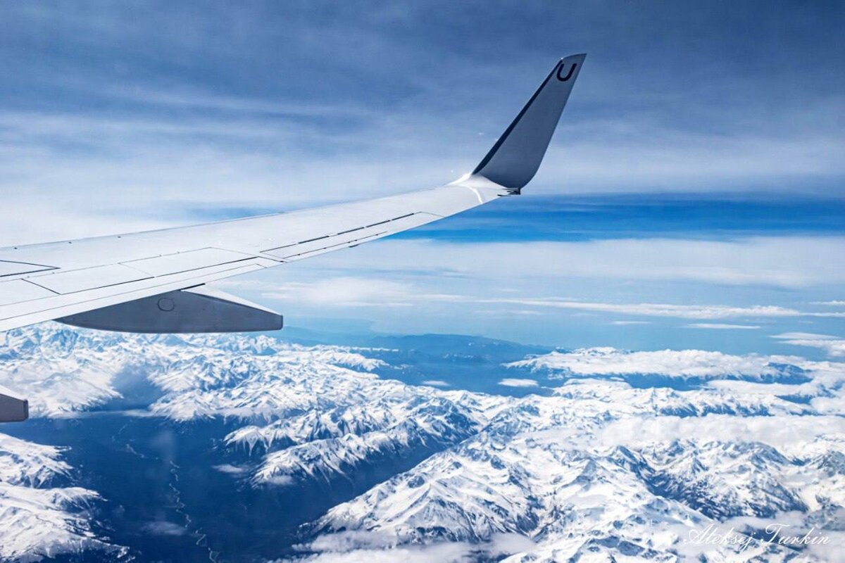 Сочи летят ли самолеты. Самолёт в полёте над Тюменем. ЮТЭЙР рейс 769 самолет. Какую гору видно при полете в Сочи. Какую гору видно при перелете в Сочи.