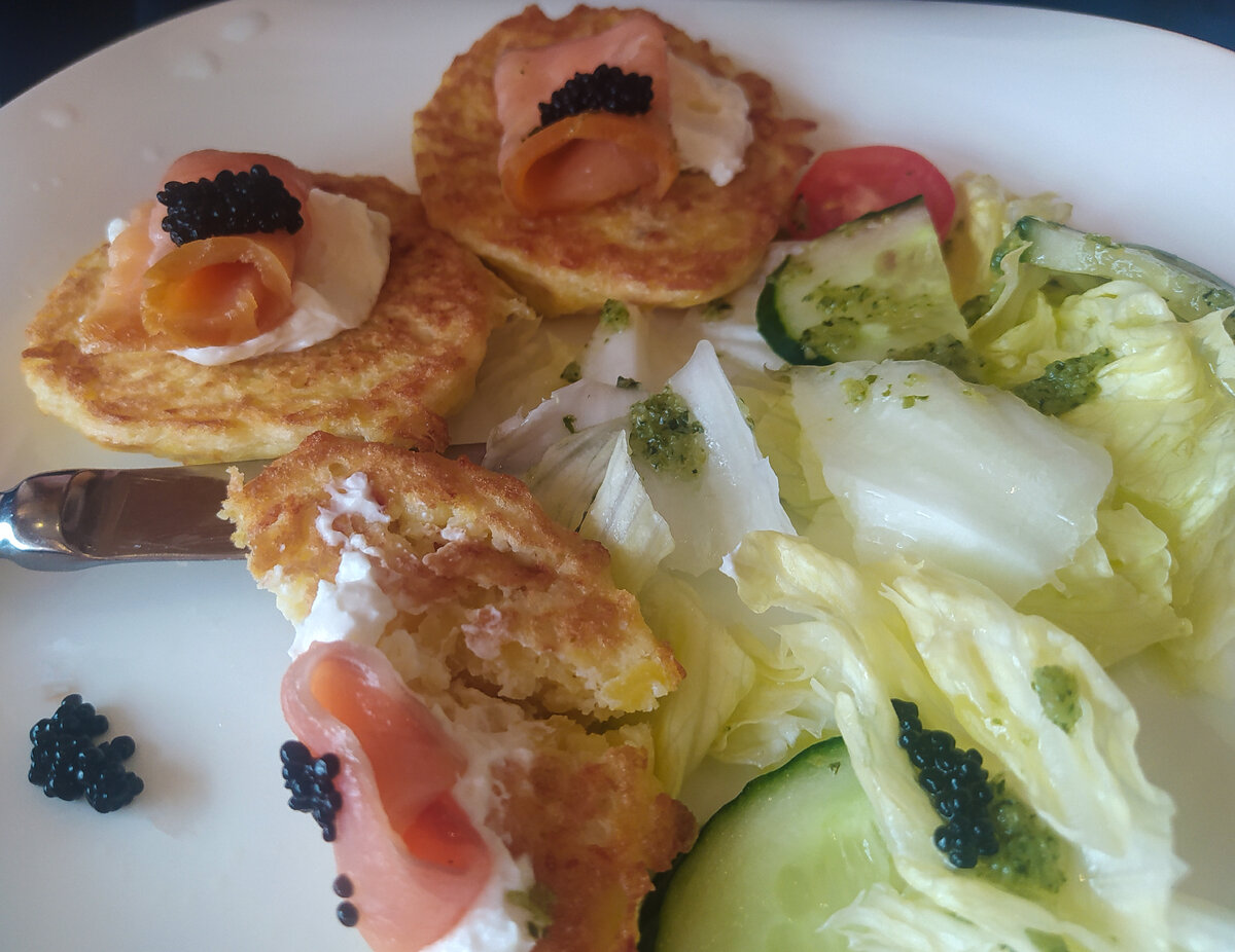 Драники с копчёной красной рыбой и сливочным сыром.