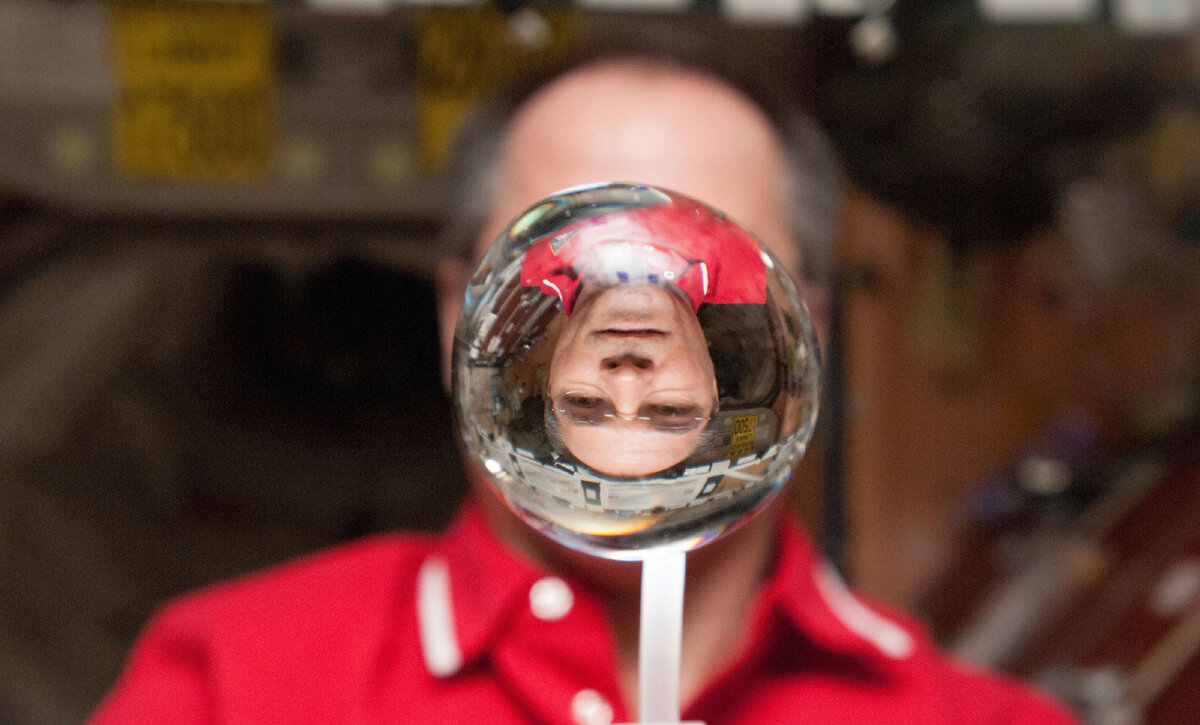 С ног на голову в невесомости, от НФ к фэнтези: лучшая иллюстрация для этой статьи