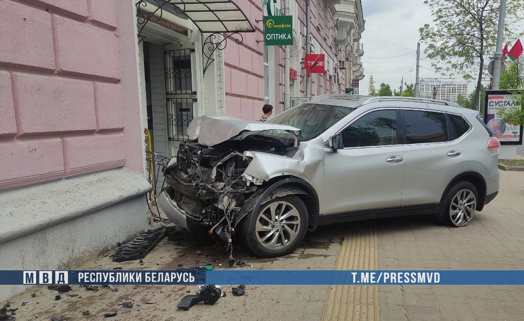 В Витебске пассажиры маршрутки попали в больницу после столкновения с кроссовером — Фото