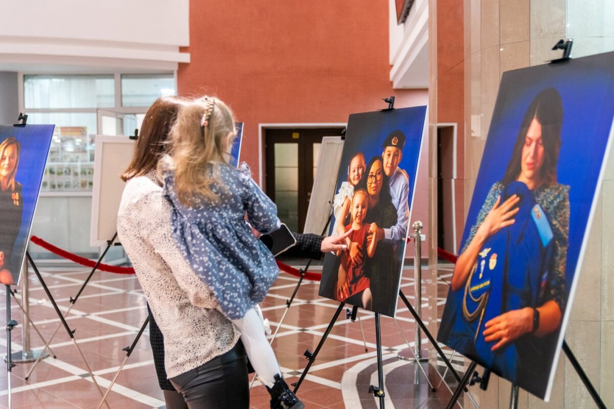   В Ханты-Мансийске открылась фотовыставка «Жена героя»