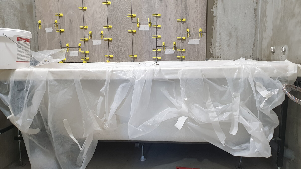 Плёнкой укрываем не только саму ванну, но и уже готовые поверхности пола, также не применённый чистовой материал находящийся на объекте.