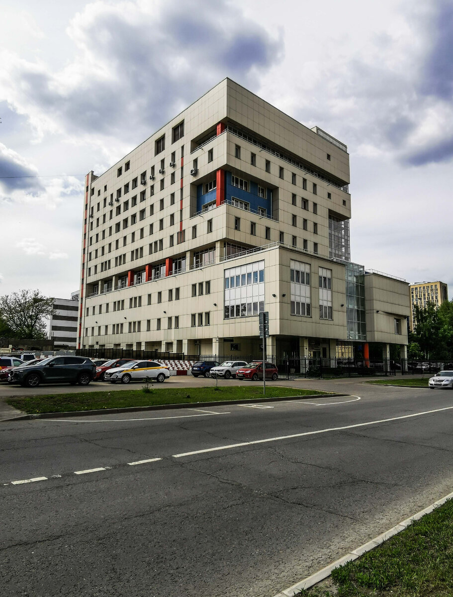 Государственная публичная научно-техническая библиотека России. Когда-то она располагалась в центре Москвы, на улице Кузнецкий Мост. Потом она переехала в 3-й Хорошевский проезд, практически в промзону. Правда, сейчас большая часть промзоны реновируется и там строится жильё. Возможно, и читателей будет больше. Впрочем, с появлением МЦК до библиотеки можно пешком дойти от станции МЦК Зорге. Фотография сделана 12 мая 2023 года.