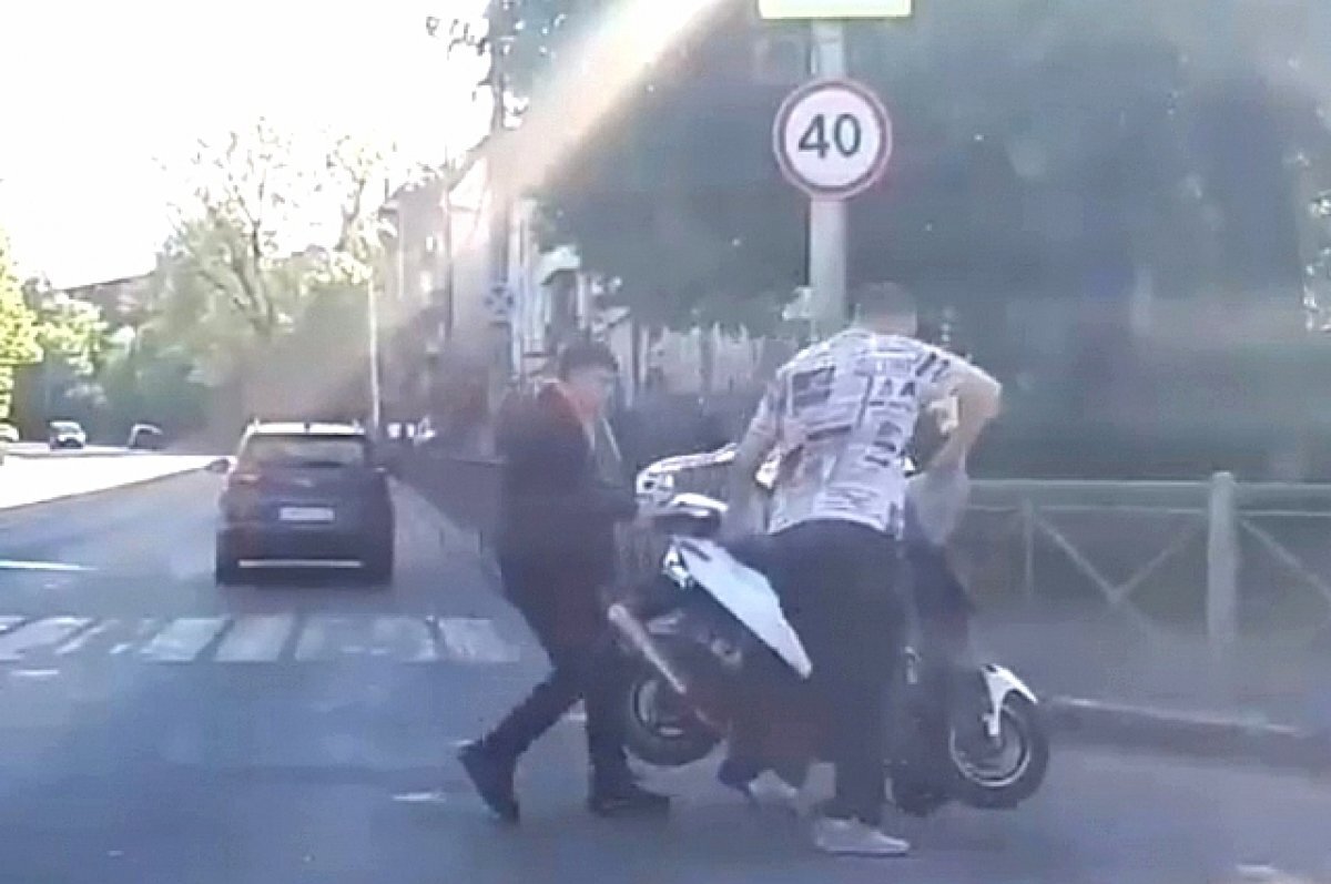    В Калининграде молодого парня на скутере сбила машина на проспекте Победы