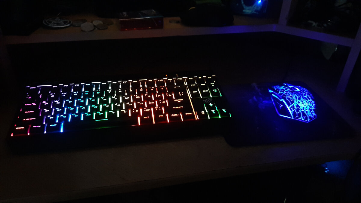 На одном столе светящиеся предметы неплохо сочетаются.